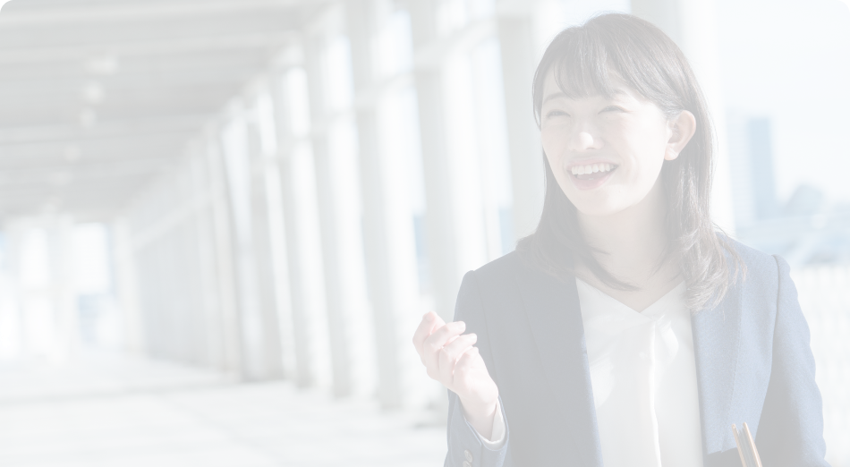 屋外で笑顔で話す女性の写真