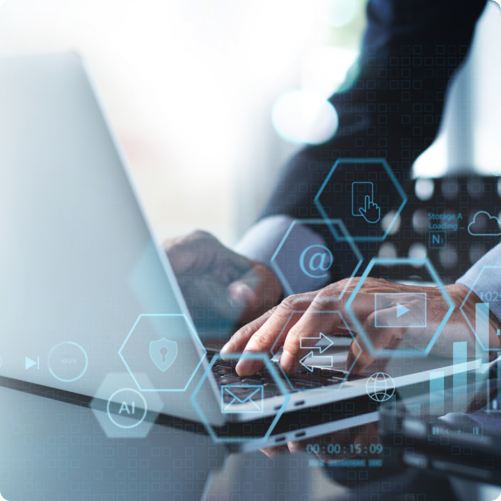 パソコンを操作する手元とデジタルアイコンが重なる写真