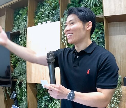 セミナーでマイクを持って話す栄養先生ひろしの様子