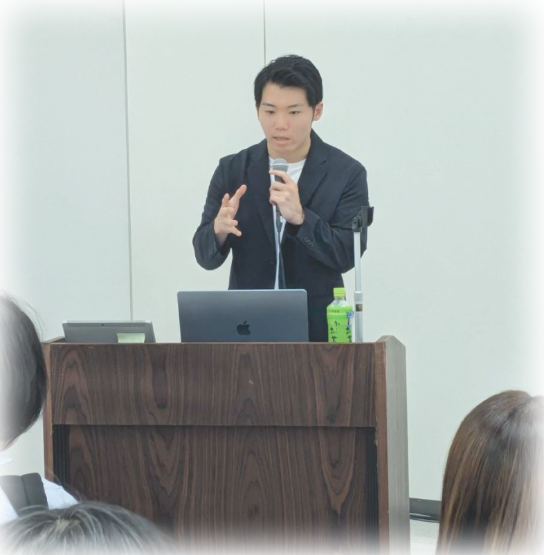 栄養先生ひろし（豊田 浩史）が講演をしている様子