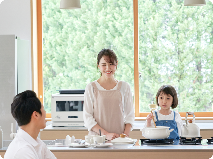 家族がキッチンで料理の準備をしている様子
