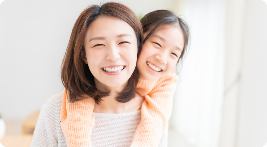 笑顔で抱き合う母と娘の写真