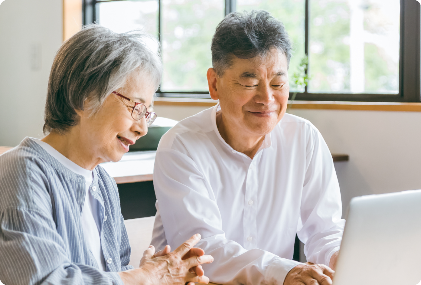パソコンで栄養学講座を受けるシニア夫婦