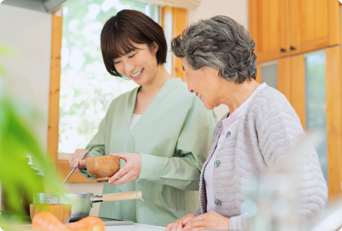 一緒に料理を楽しむ様子