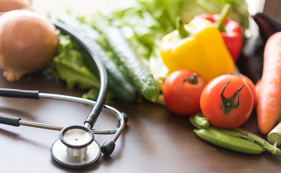 新鮮な野菜と聴診器。