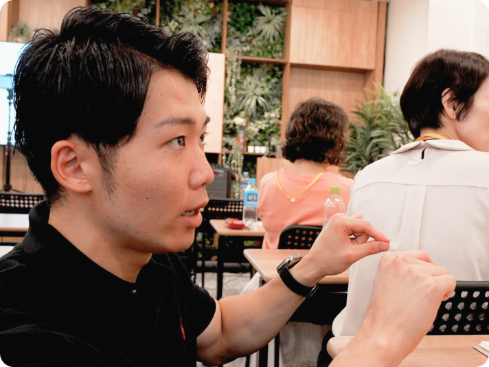 セミナー会場で受講生の質問に答える講師の横顔