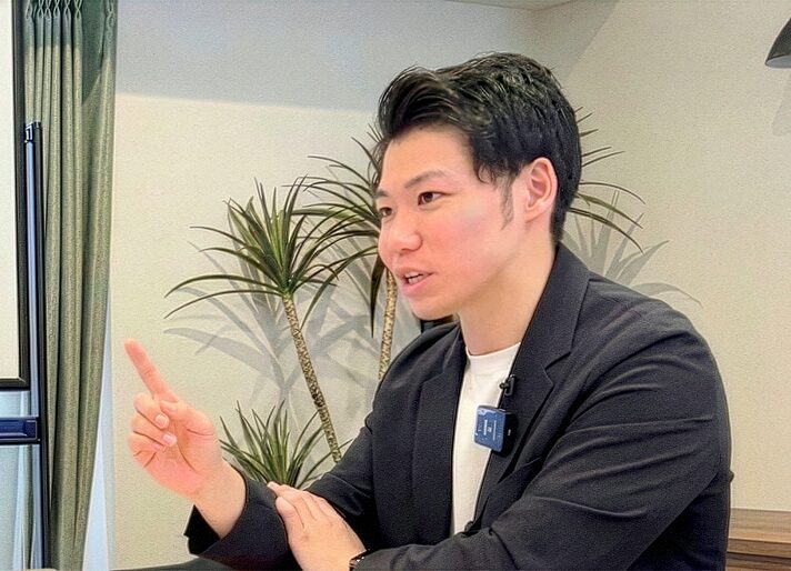 受講生に向けて熱心に解説を行う日本栄養アカデミー協会の講師